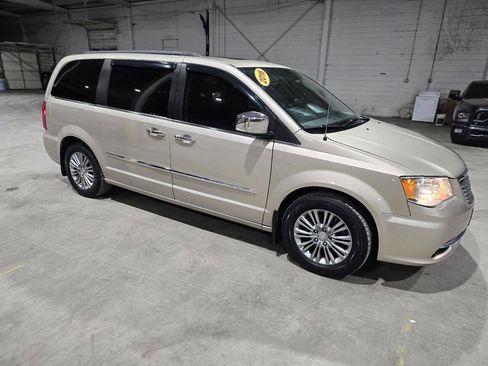 Used 2016 Chrysler Town & Country Touring-L image 17