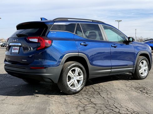 Used 2022 GMC Terrain SLE w/ Driver Convenience Package image 3