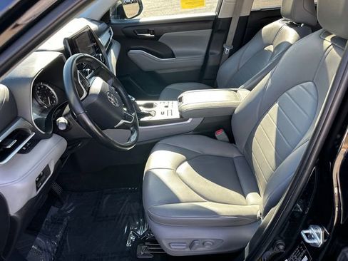 Used 2024 Toyota Highlander XLE AWD/4WD image 32
