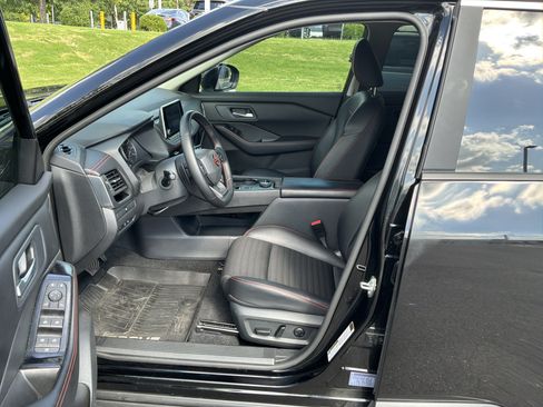 Used 2025 Nissan Rogue SV AWD/4WD image 16