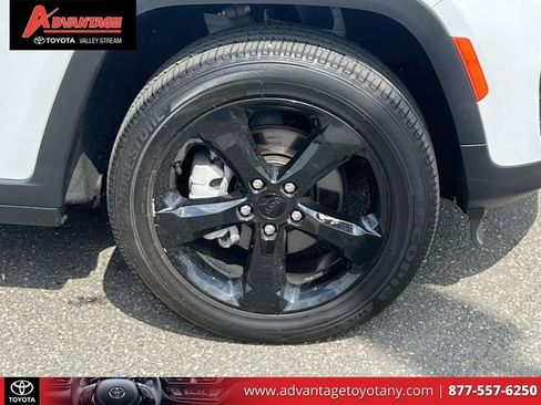 Used 2023 Jeep Grand Cherokee Limited w/ Black Appearance Package AWD/4WD image 10