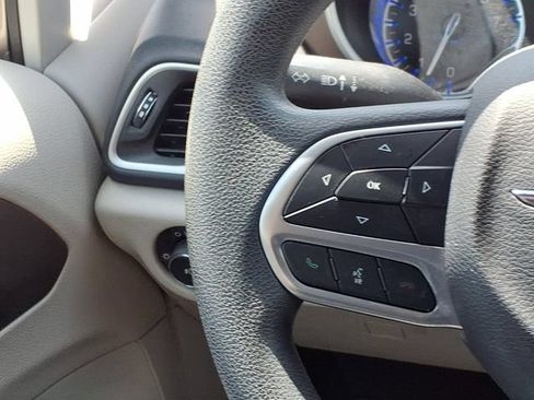 Used 2018 Chrysler Pacifica Touring Plus w/ Tire & Wheel Group FWD image 13
