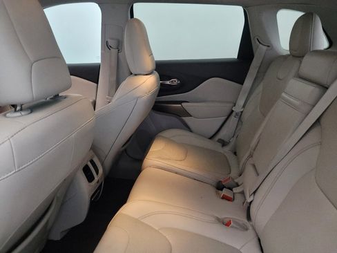 Used 2019 Jeep Cherokee Limited w/ Luxury Group AWD/4WD image 18