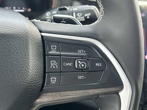 Certified 2023 Jeep Grand Cherokee Limited w/ Black Appearance Package AWD/4WD image 22