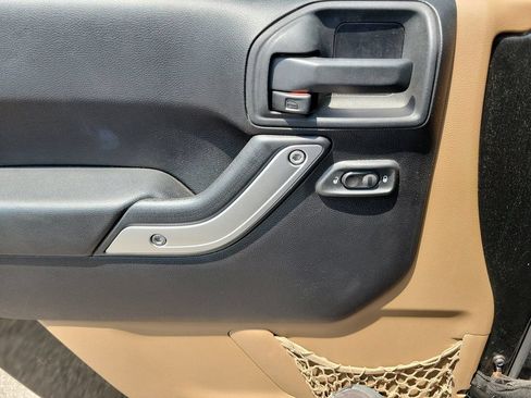 Used 2012 Jeep Wrangler Unlimited Rubicon w/ Connectivity Group AWD/4WD image 19