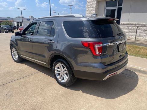Used 2017 Ford Explorer XLT w/ Equipment Group 201A FWD image 4