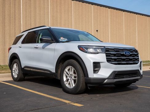 Used 2025 Ford Explorer Active AWD/4WD image 2