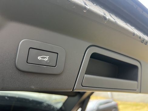 Certified 2025 Land Rover Range Rover Velar Dynamic SE image 33