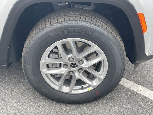 New 2025 Jeep Grand Cherokee L Laredo image 11