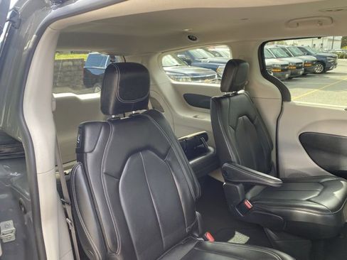 Used 2023 Chrysler Pacifica Touring-L image 33
