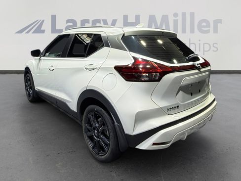 Certified 2023 Nissan Kicks SV FWD image 3
