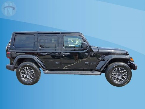 Used 2026 Jeep Wrangler Unlimited Sahara AWD/4WD image 17
