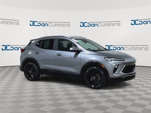 Used 2024 Buick Encore GX Sport Touring image 2
