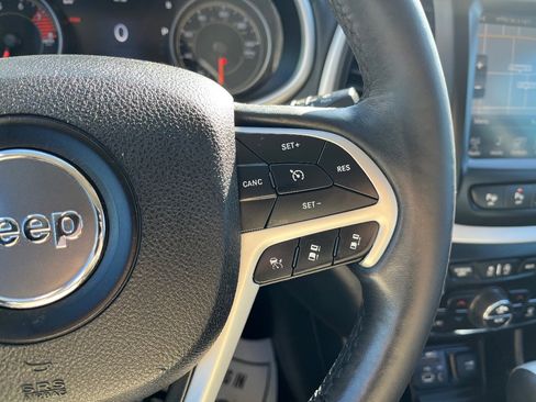 Used 2018 Jeep Cherokee Overland w/ Technology Group image 20