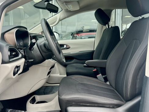 Used 2017 Chrysler Pacifica LX w/ Tire & Wheel Group FWD image 13