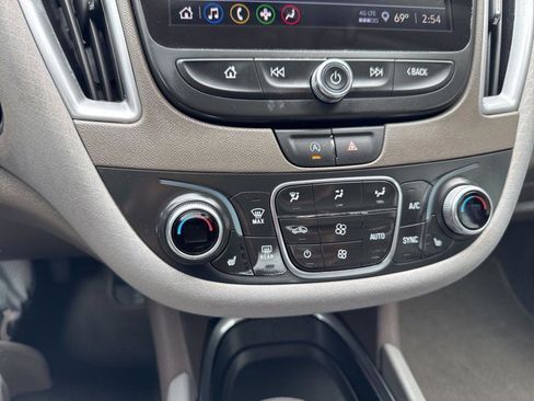 Used 2025 Chevrolet Malibu LT FWD image 13