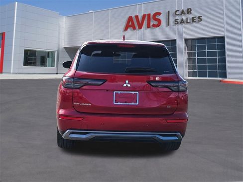 Used 2025 Mitsubishi Outlander SE image 5