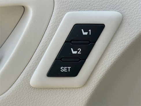 Used 2023 Toyota Sienna Platinum image 25