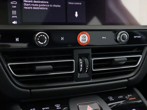 Certified 2025 Porsche Macan image 42