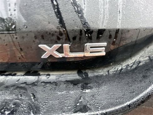 Used 2021 Toyota Highlander XLE image 17