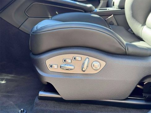 Certified 2026 Porsche Macan AWD/4WD image 18