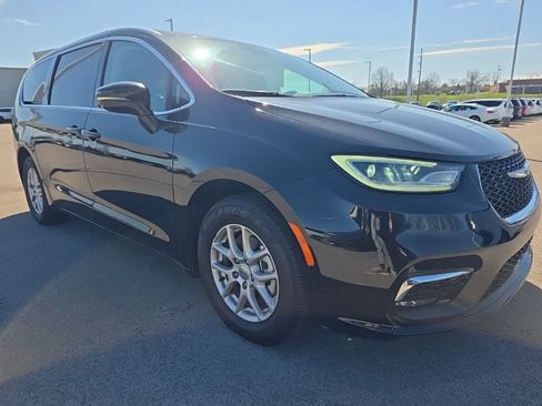 Used 2024 Chrysler Pacifica Touring-L image 3