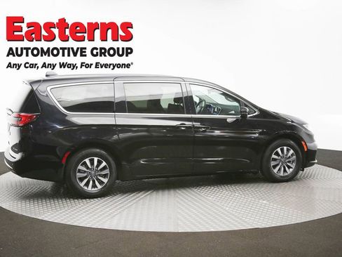 Used 2024 Chrysler Pacifica Select image 44