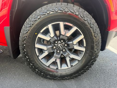 Used 2022 Nissan Frontier SV AWD/4WD image 12