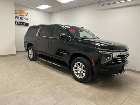 Used 2025 Chevrolet Suburban LT image 7