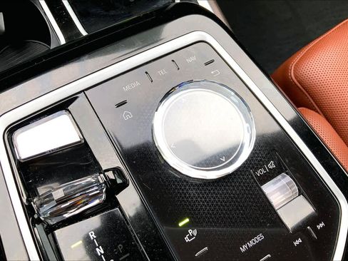 Used 2023 BMW 740i w/ Executive Package image 31