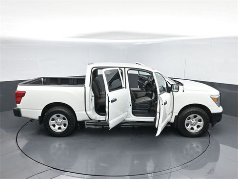 Used 2018 Nissan Titan S image 58