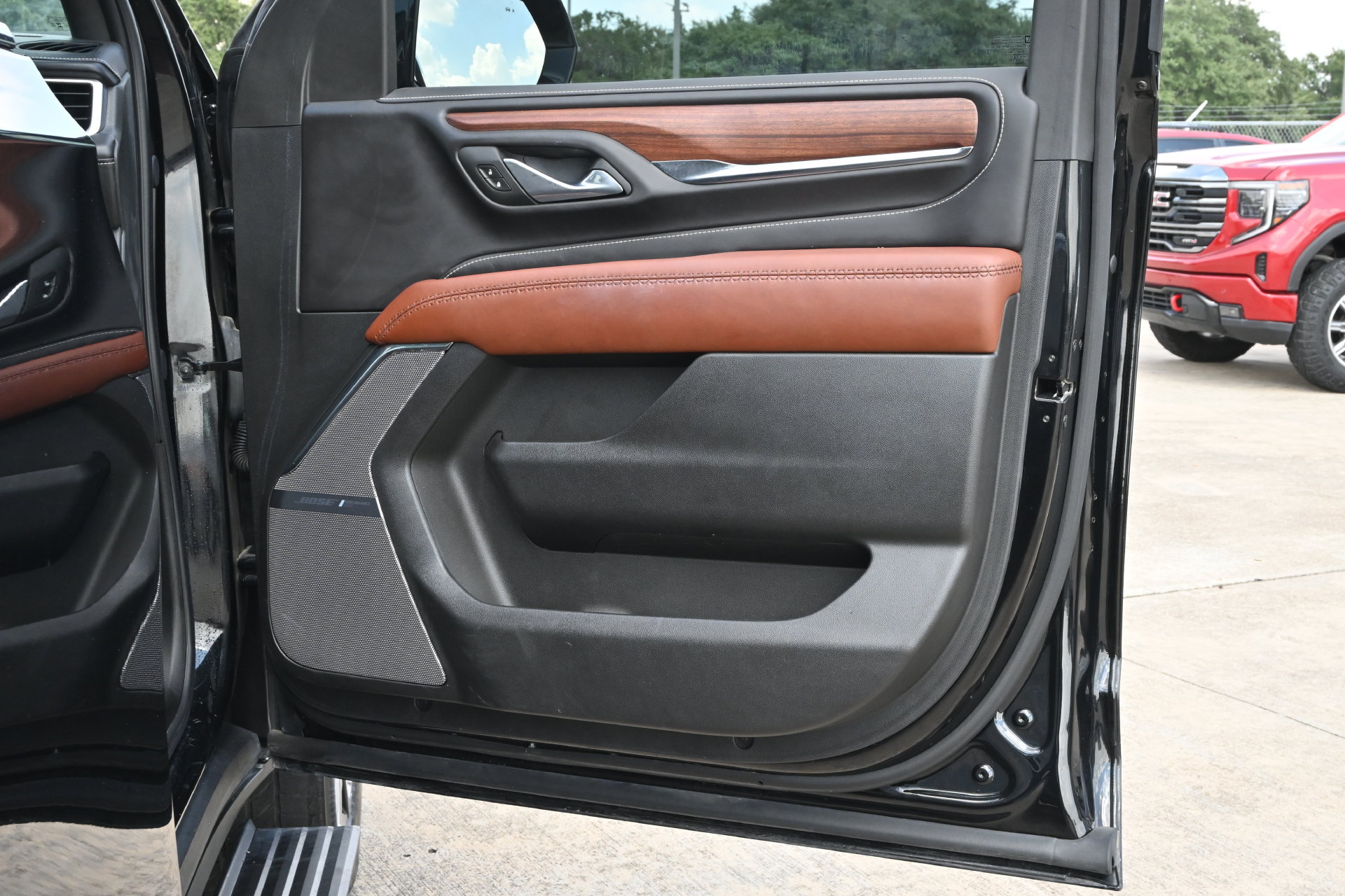 Used 2024 GMC Yukon XL Denali Ultimate AWD/4WD image 27