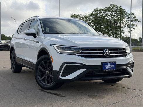 Used 2024 Volkswagen Tiguan SE FWD image 2