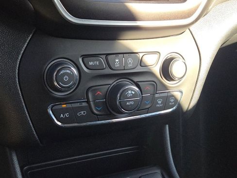 Used 2021 Jeep Cherokee Trailhawk image 25