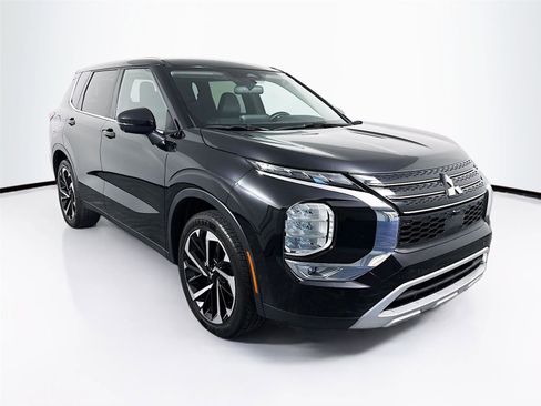 Used 2024 Mitsubishi Outlander SE image 1