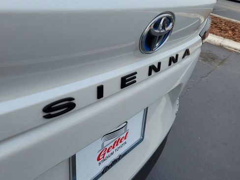 Used 2022 Toyota Sienna XLE image 5