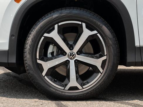 New 2025 Volkswagen Tiguan SE image 7