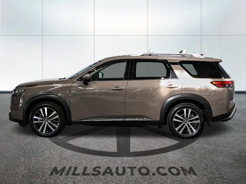 Used 2024 Nissan Pathfinder Platinum w/ Cargo Package image 3