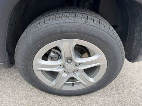 Used 2024 Jeep Compass Latitude AWD/4WD image 11
