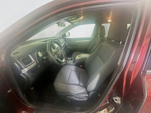 Used 2016 Toyota Highlander LE image 13