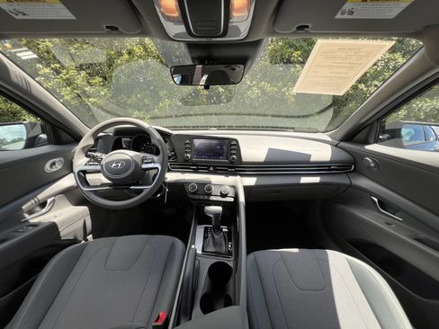 Used 2021 Hyundai Elantra SE image 28