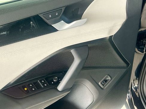 Used 2025 Volkswagen Tiguan SE R-Line image 12