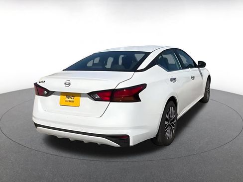 Used 2025 Nissan Altima 2.5 SV FWD image 14