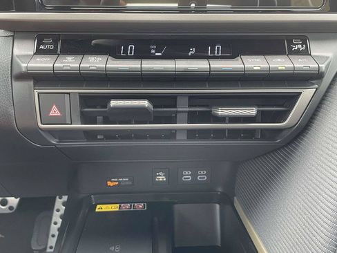 Used 2026 Toyota Camry SE FWD image 38