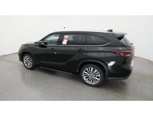 New 2026 Toyota Highlander Platinum image 4