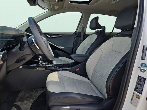 Used 2025 Kia Niro SX Touring image 11