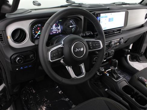 Used 2025 Jeep Wrangler Unlimited Sahara AWD/4WD image 8