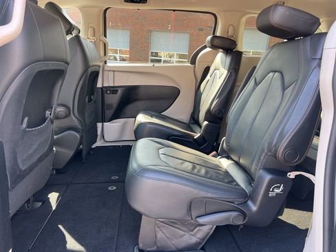 Used 2017 Chrysler Pacifica Touring-L w/ Tire & Wheel Group FWD image 20