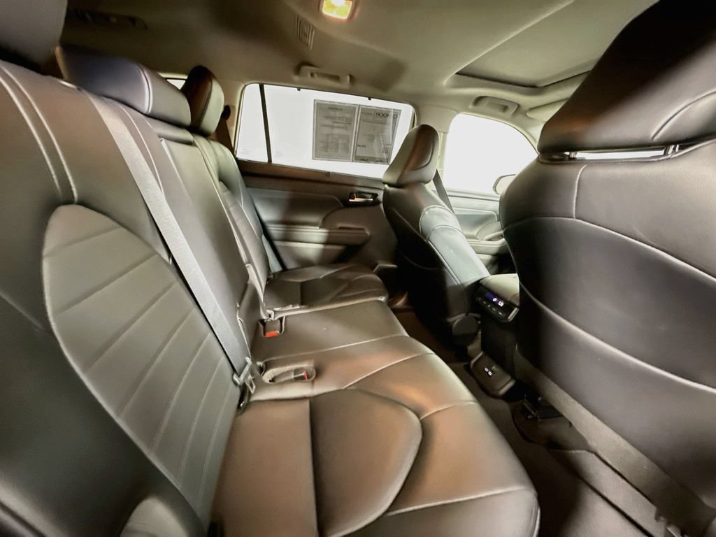 Certified 2023 Toyota Highlander XLE AWD/4WD image 29