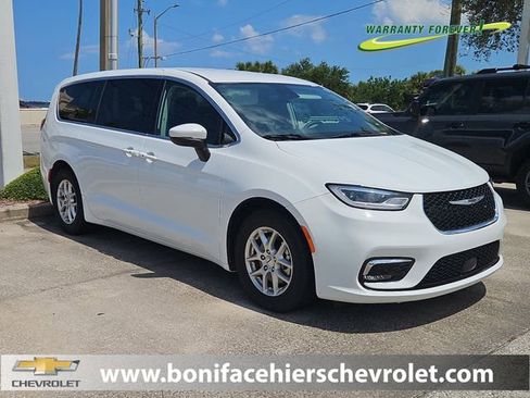 Used 2023 Chrysler Pacifica Touring-L FWD image 1